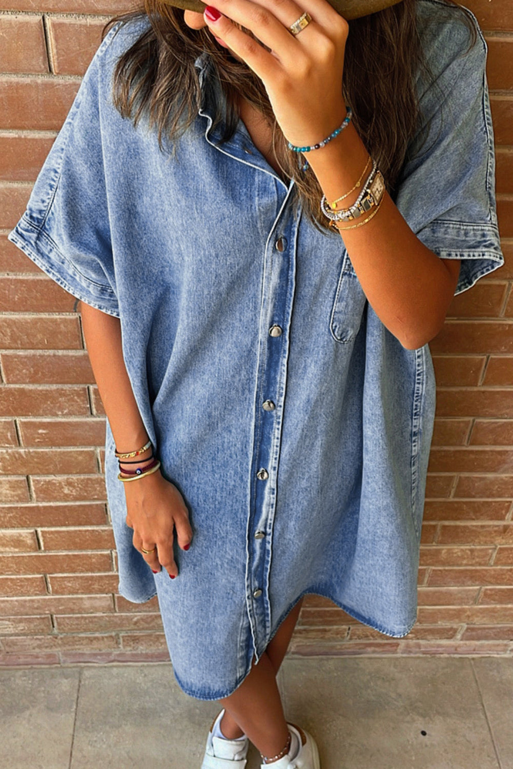 Hellblaues lockeres Hemd mit kurzen Ärmeln und mittlerer Waschung Chambray-Kleid
