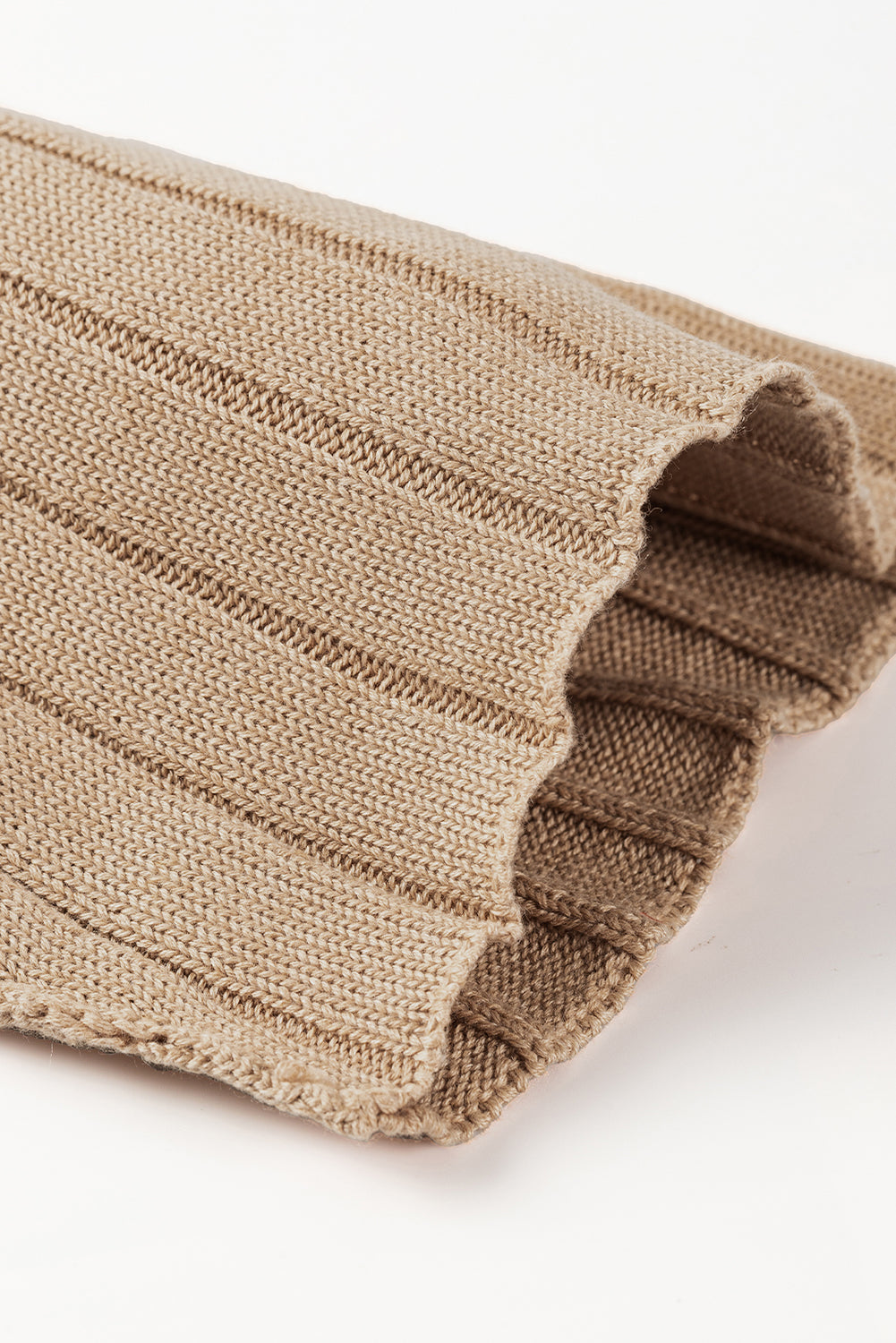 Braunes rippenstrick-dolman-top mit offener naht