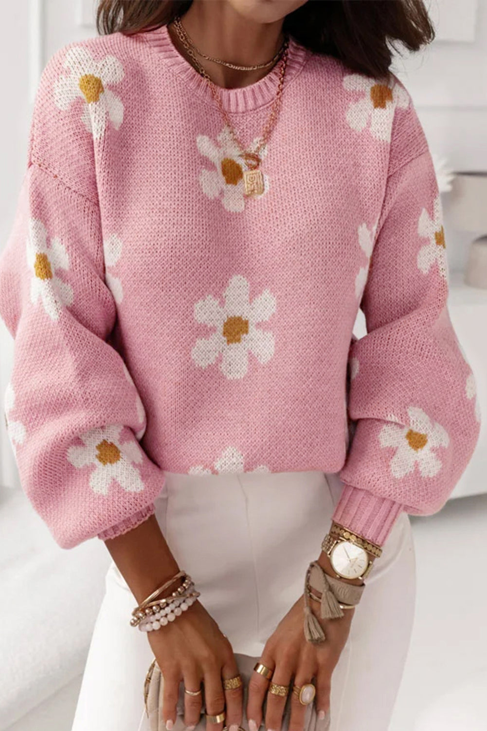 Rosa pullover mit blumenmuster und schultern