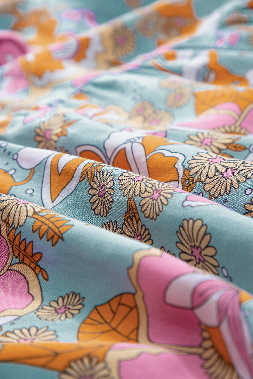 Gelbes kleid mit gesmoktem oberteil, hoher taille und puffärmel mit blumenmuster