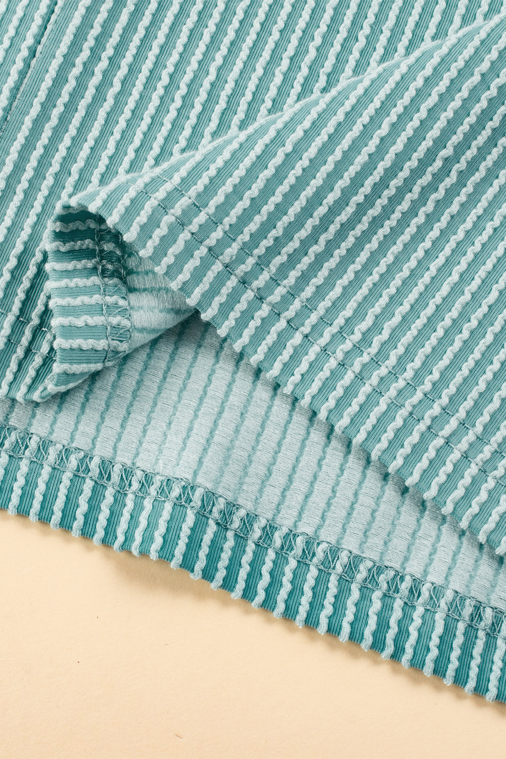 Aruba blau strukturiertes minikleid mit gerafften flatterärmeln