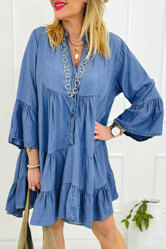 Himmelblaues Chambray-Kleid mit gerafften 3/4-Ärmeln und geschlitztem V-Ausschnitt
