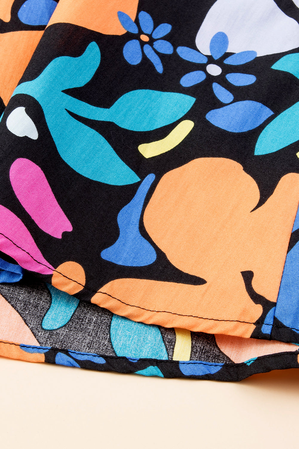 Blaues ausgestelltes Kleid mit geteiltem Halsausschnitt und Blumenmuster