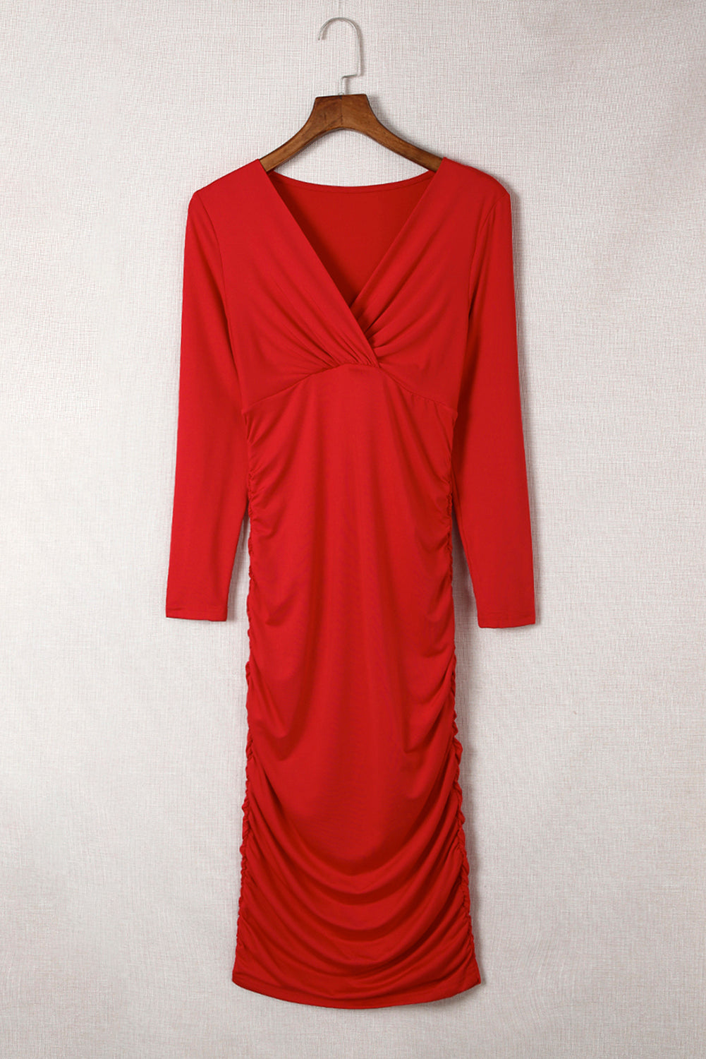 Feurig rotes langärmeliges wickelkleid mit gerüschtem v-ausschnitt und bodycon-kleid