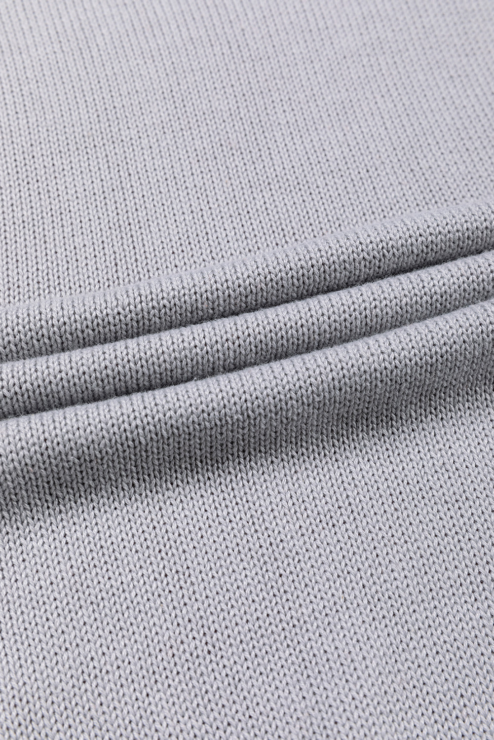 Grauer colorblock-pullover mit gerippten ärmeln und zierleisten