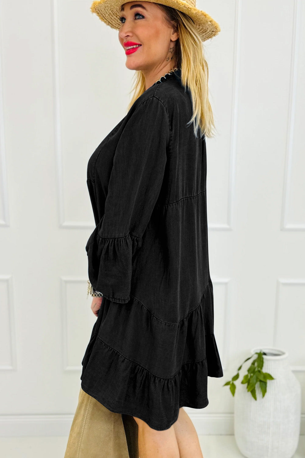 Schwarzes chambray minikleid mit gerafften 3/4-ärmeln und geschlitztem v-ausschnitt
