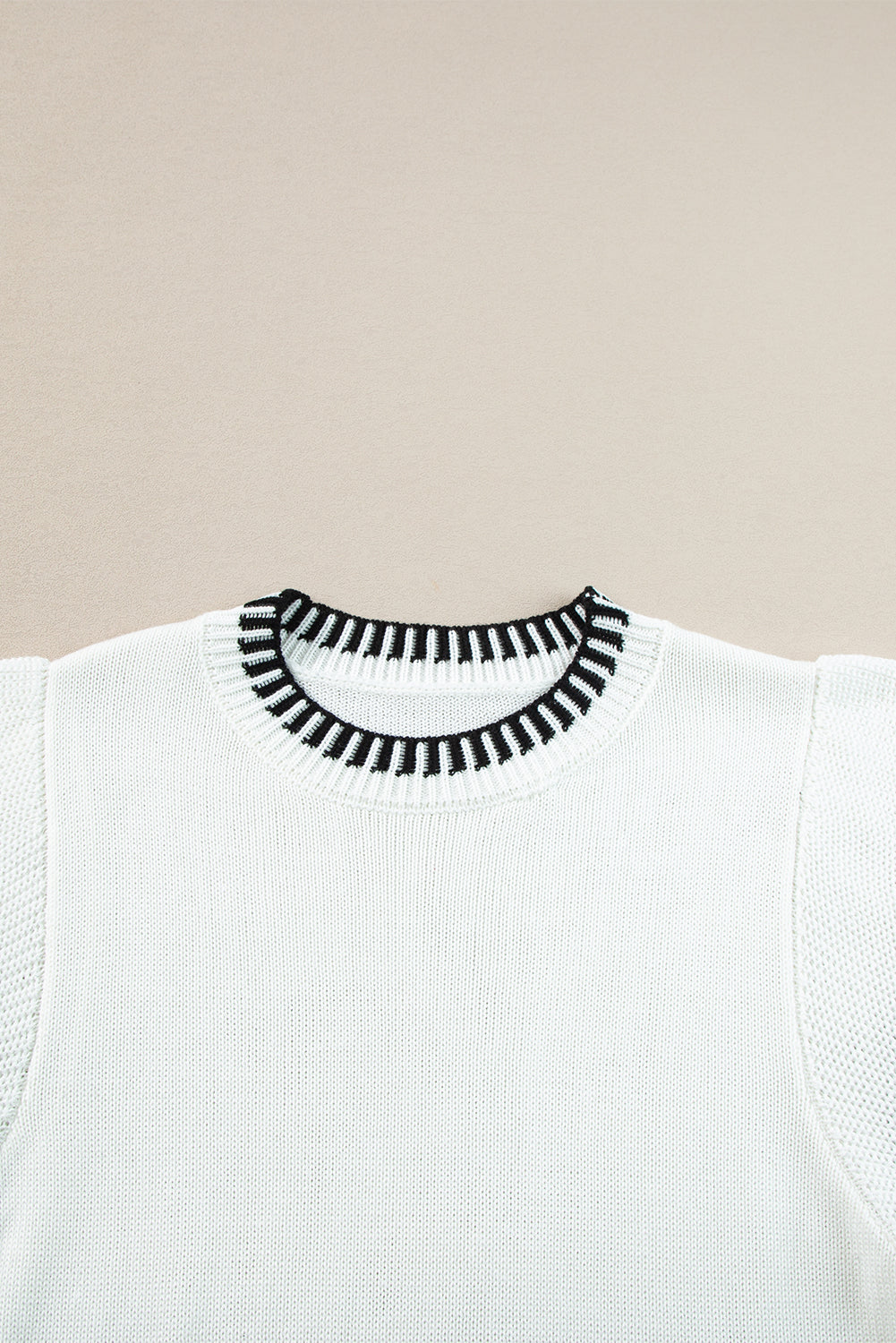 Weißer kontraststreifen rundhalsausschnitt batwing-ärmel gestricktes top