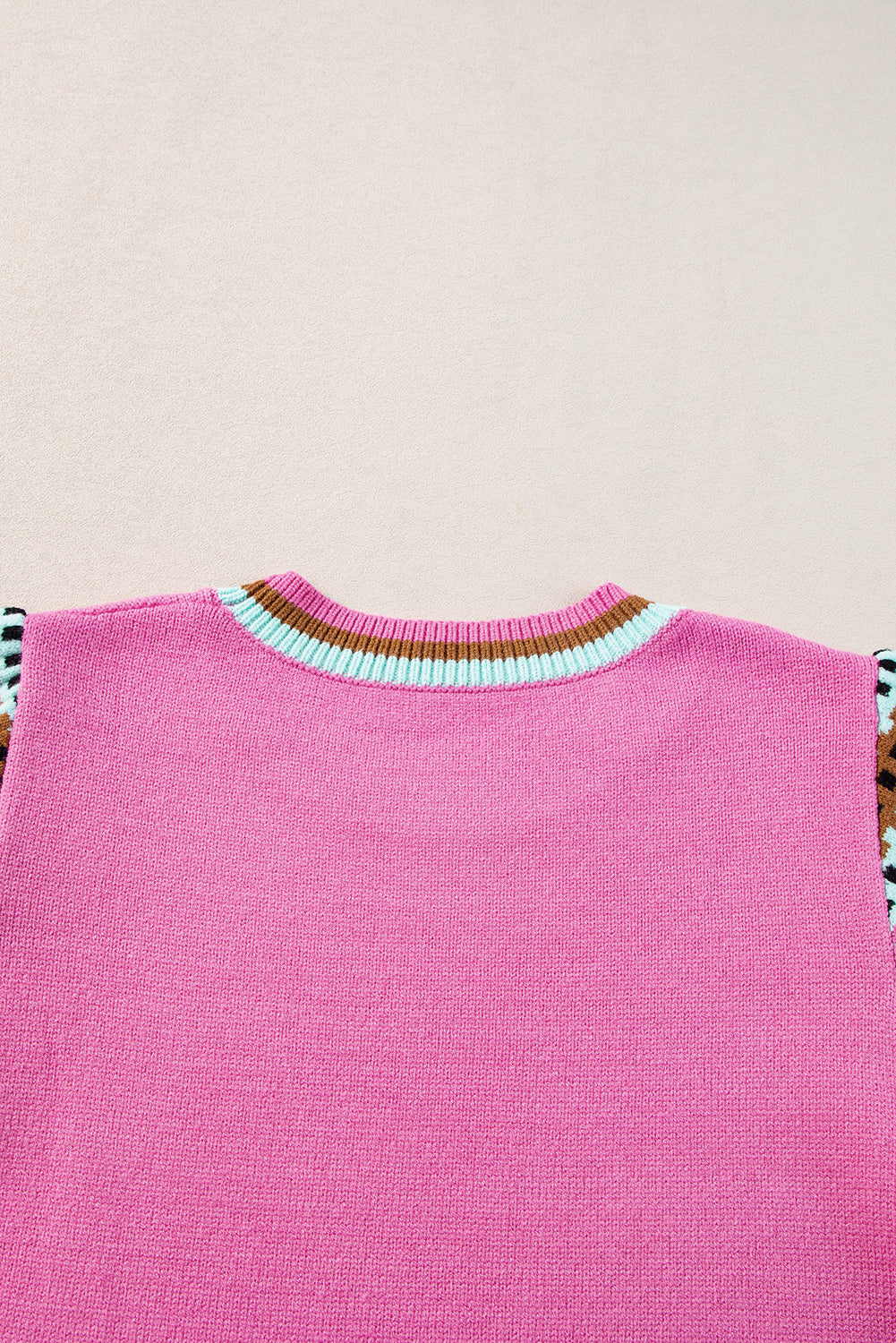 Leuchtend rosa, mit kontrast bedruckter pullover mit rundhalsausschnitt und langen ärmeln