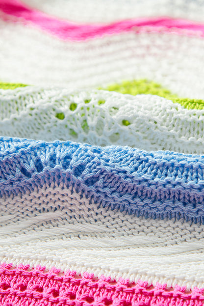 Weißes colorblock-häkelstrick-top mit gerafften kurzen ärmeln