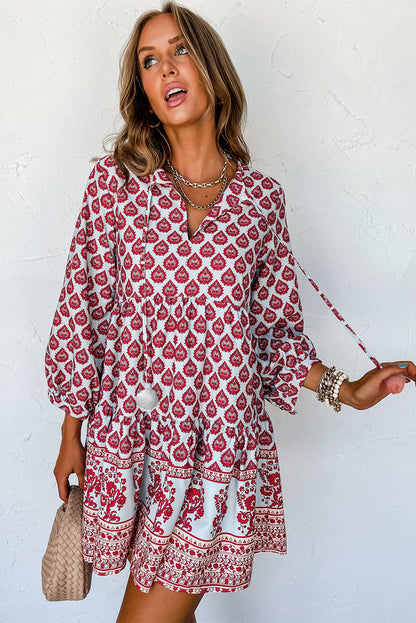 Rosenrotes boho-tassel-krawatten-minikleid mit geteiltem ausschnitt und puffärmel