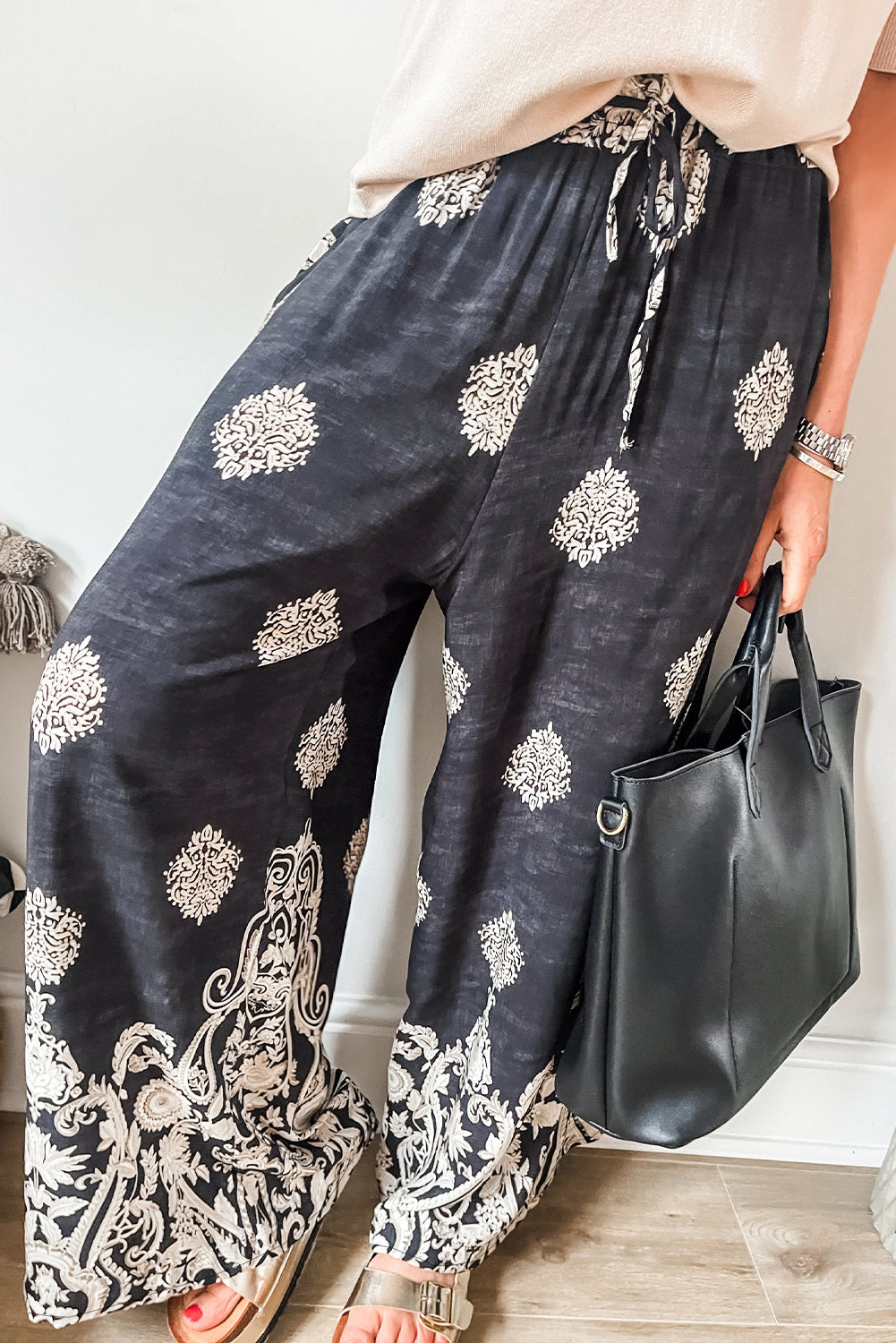 Schwarze, böhmische, bedruckte hose mit weitem bein und kordelzug