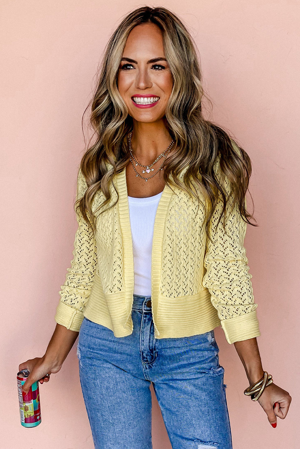 Gelbe creme pointelle-strickjacke mit offener vorderseite