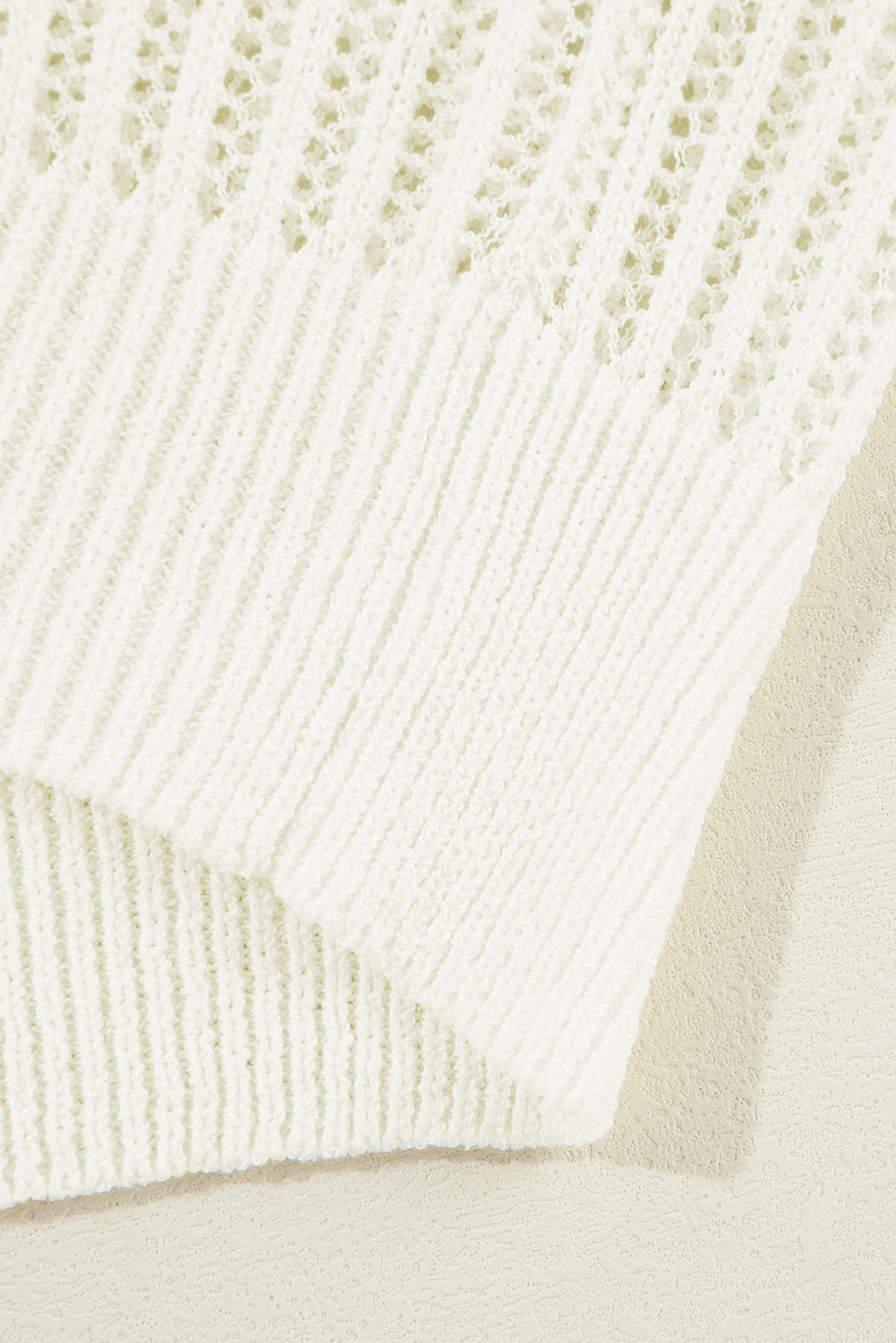 Weiße, einfarbige, leichte, offen gestrickte tunika-strickjacke