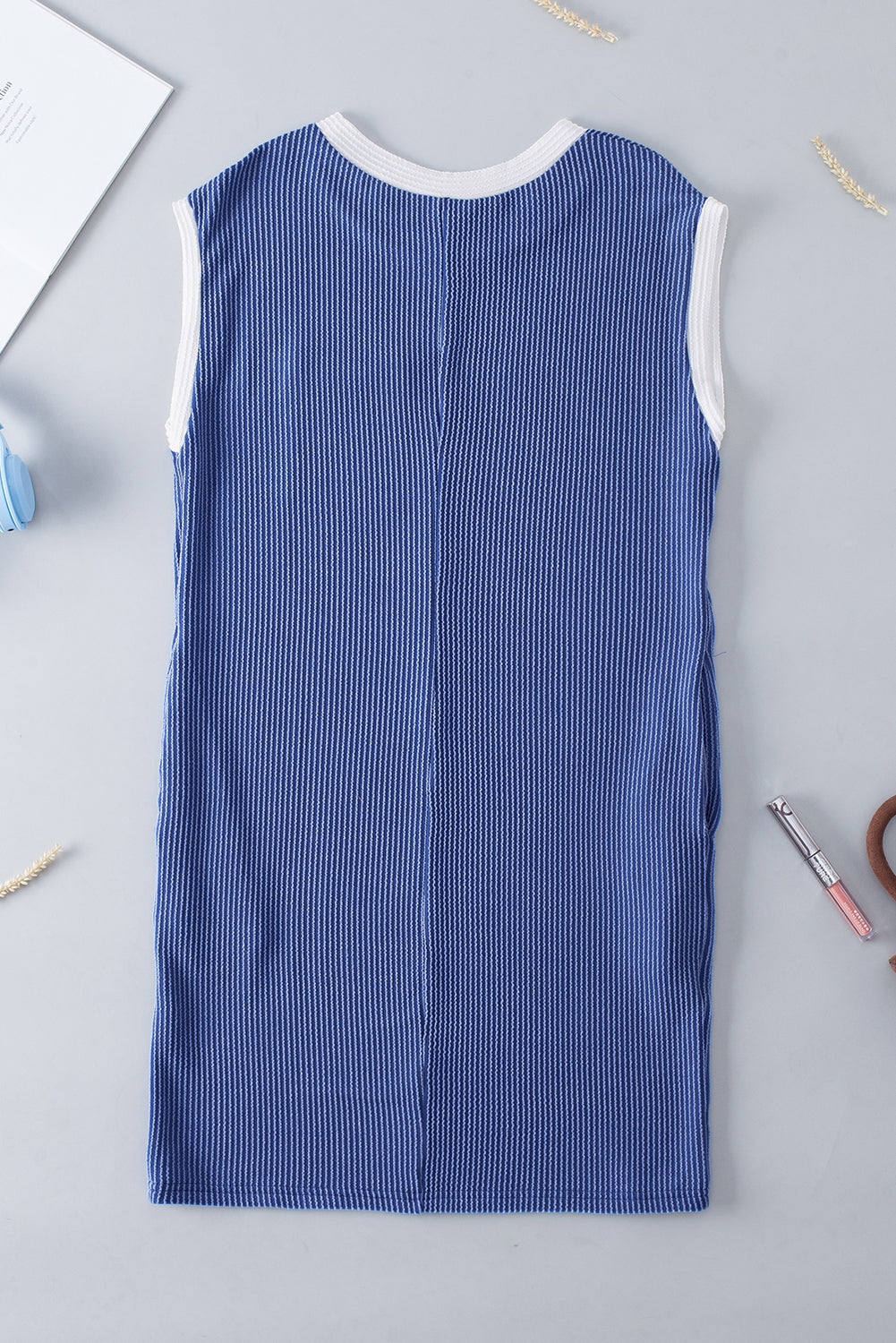 Segelblaues t-shirt-kleid mit strukturierten rippenärmeln