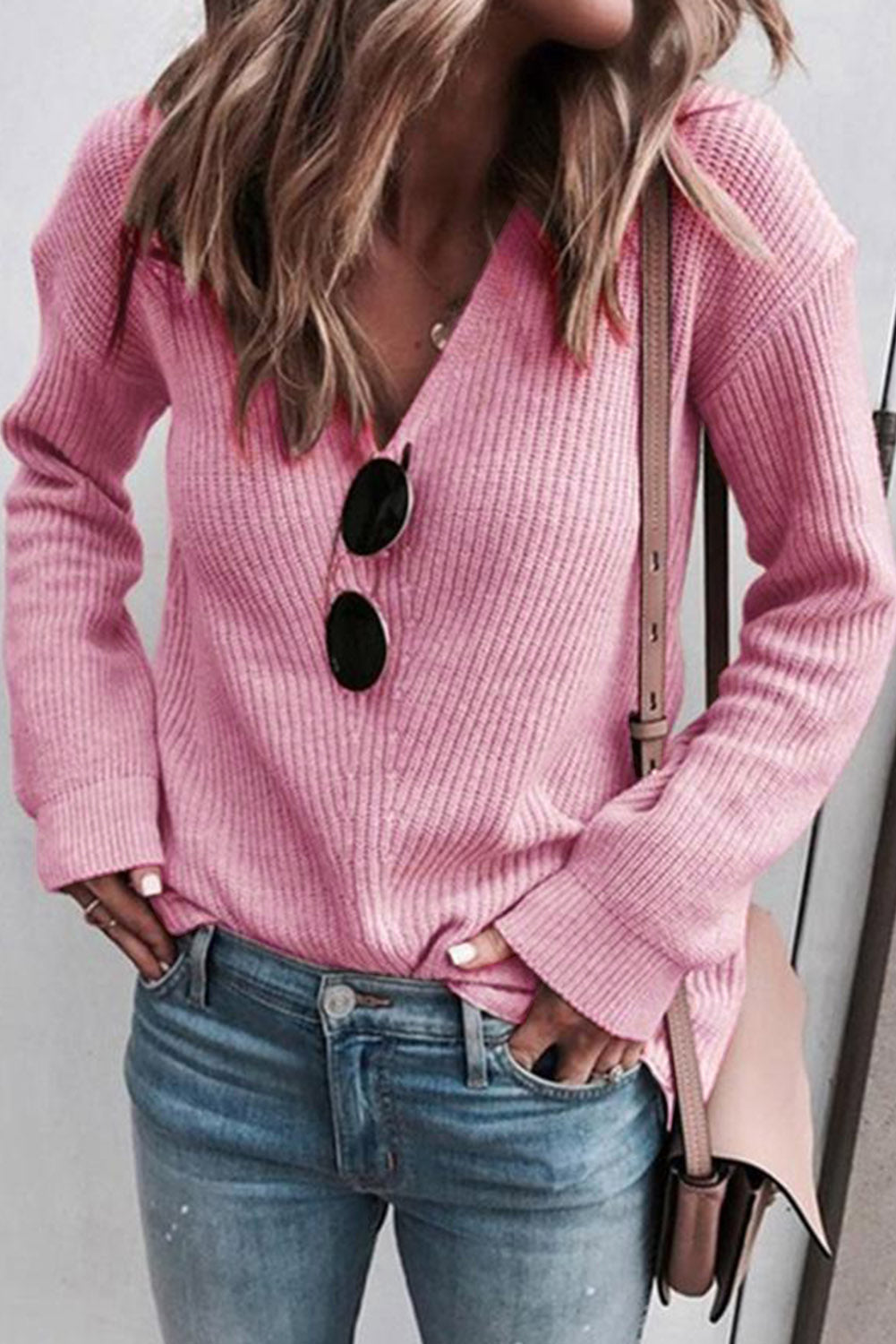Rosa pullover mit v-ausschnitt aus rippenstrick