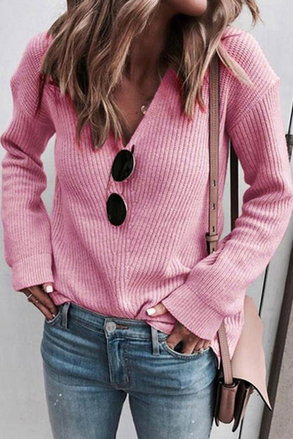 Rosa pullover mit v-ausschnitt aus rippenstrick
