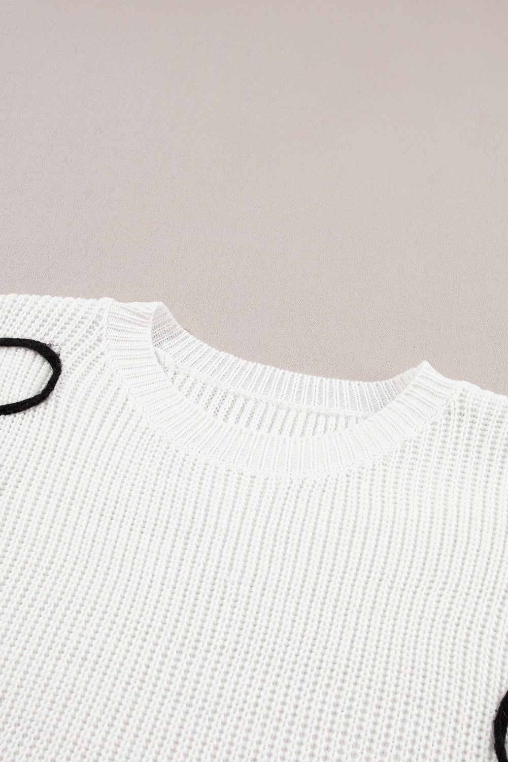 Weißes pullover-top mit blumenstickerei