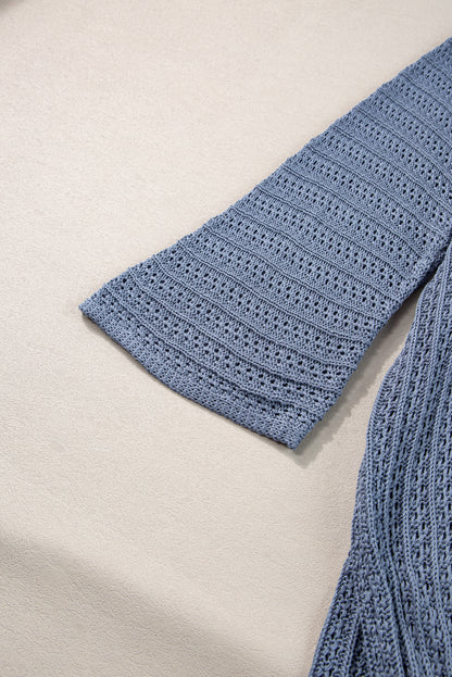 Himmelblauer strickcardigan mit hohlen armbändern an den ärmeln