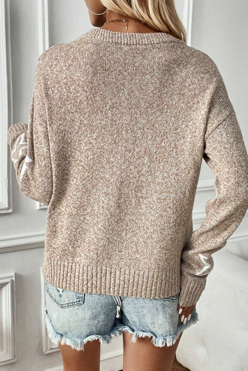 Khakifarbener pullover mit sternchenmuster und tropfenschulter