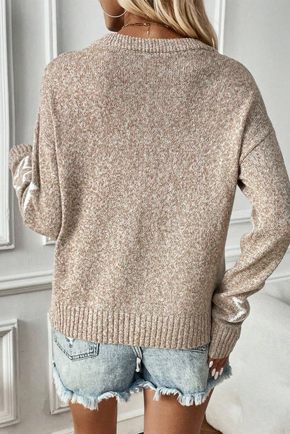 Khakifarbener pullover mit sternchenmuster und tropfenschulter