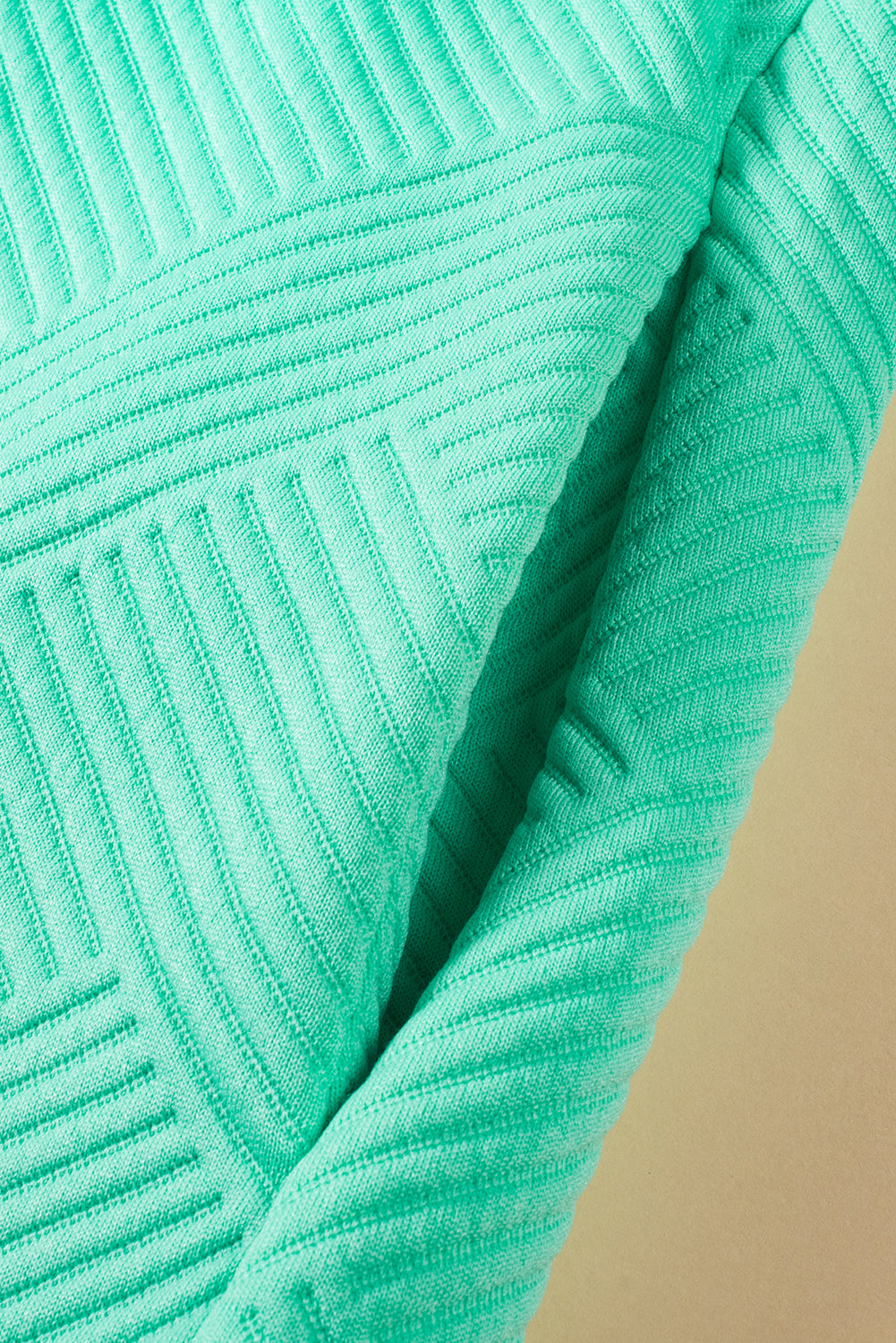 Mintgrünes strukturiertes t-shirt-kleid mit langen ärmeln