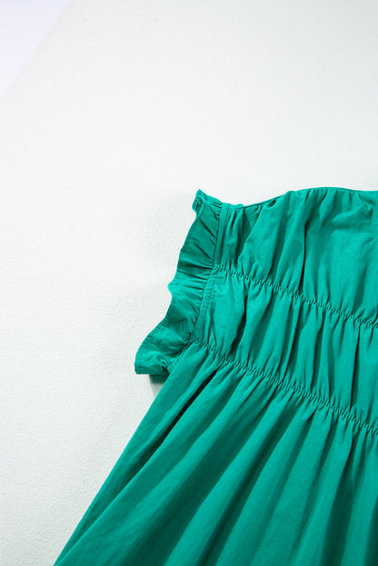 Hellgrünes gerafftes kurzes kleid mit gerafften ärmeln und knopfleiste