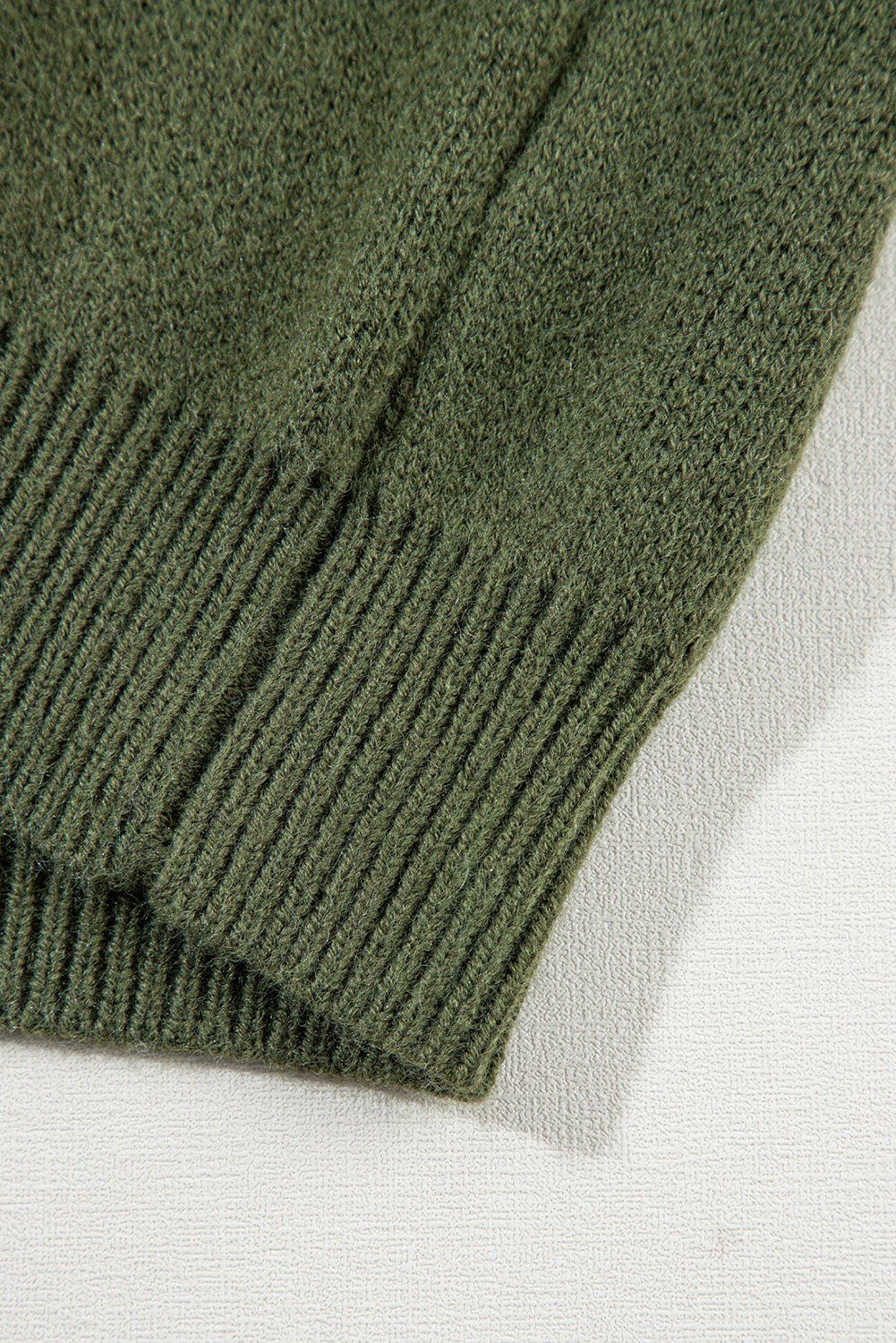 Moosgrüner pullover mit blumenärmeln und hängeschultern