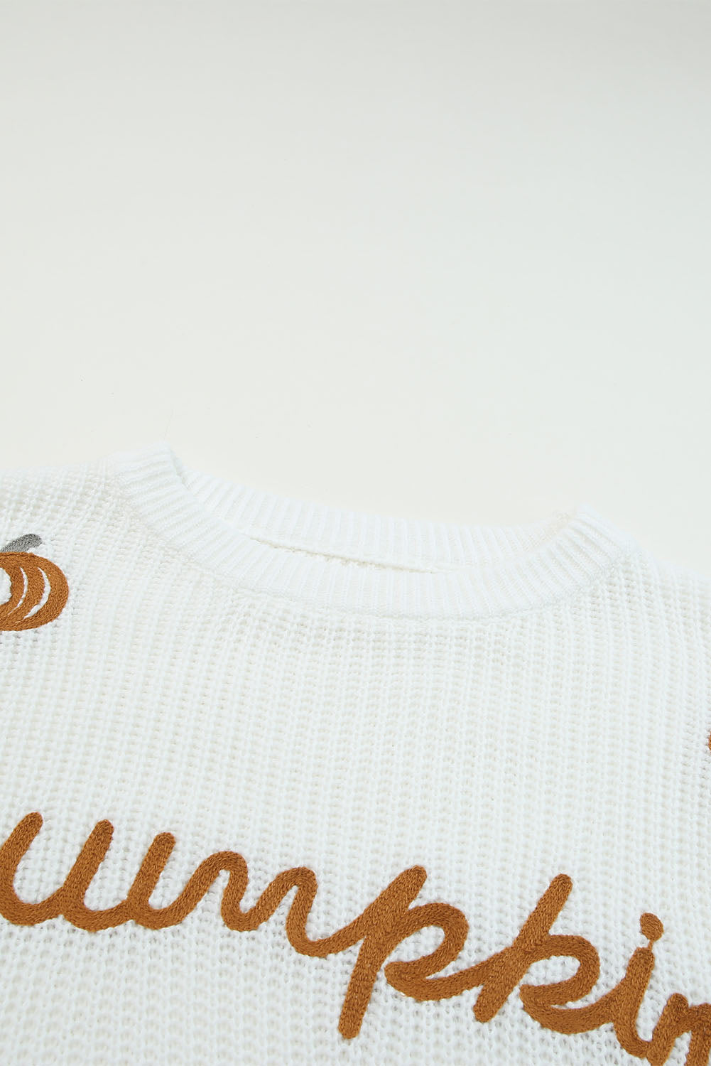 Weißer kürbis-garnstich-rippenstrickpullover