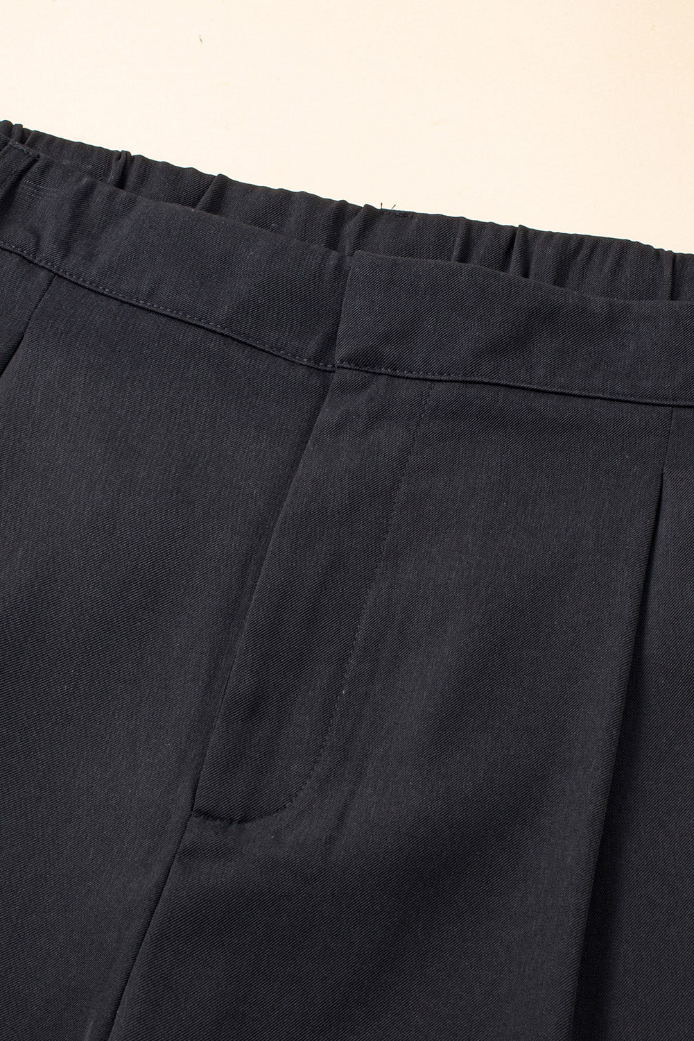 Schwarze plissierte elegante hose mit weitem bein