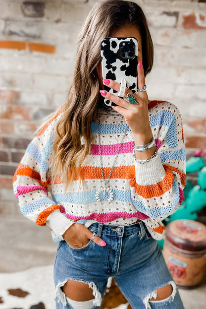 Gestreifter strickpullover mit lochmuster
