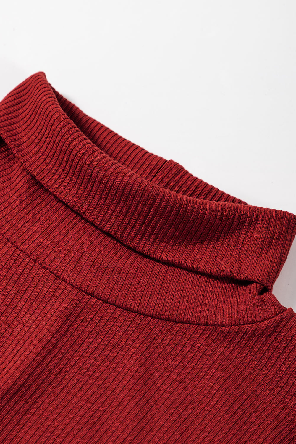 Rennsport rotes geripptes strickkleid mit langen ärmeln und hohem ausschnitt mini-kleid