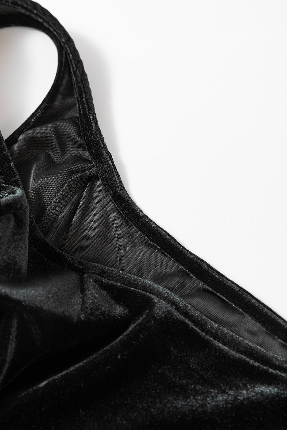 Schwarzes samtminikleid mit quadratischem ausschnitt und hoher taille und taschen
