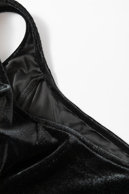 Schwarzes samtminikleid mit quadratischem ausschnitt und hoher taille und taschen
