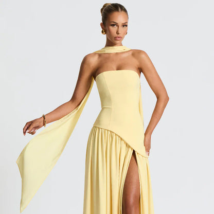 Asymmetrisches cocktailkleid mit hohem kragen und schlitz für damen