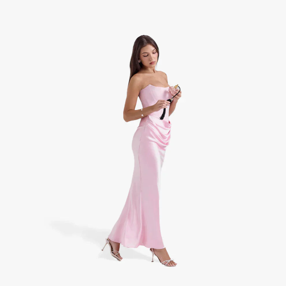 Trägerloses, figurbetontes abendkleid für damen mit rüschen – damen
