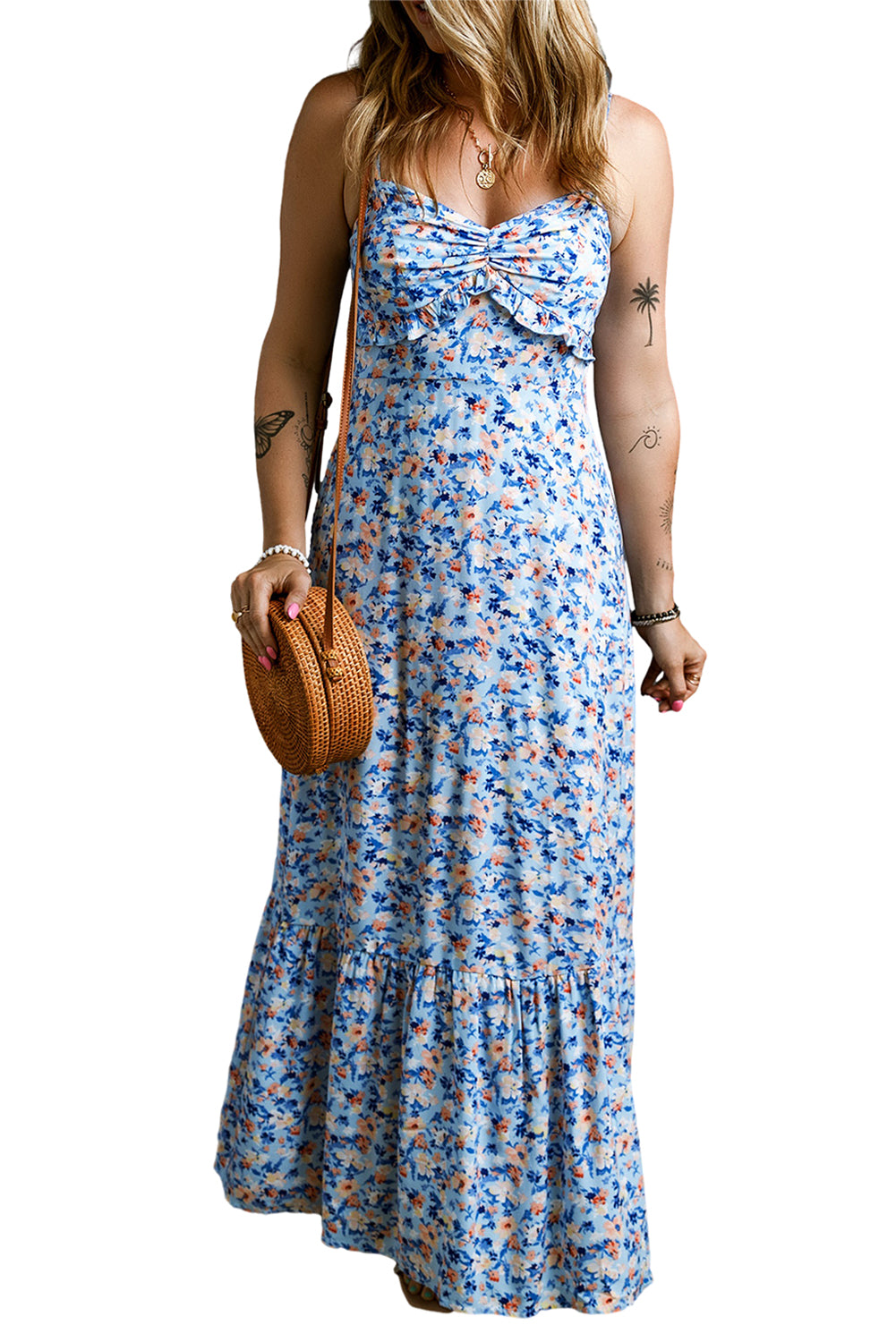 Himmelblaues gerafftes maxikleid mit blumendruck
