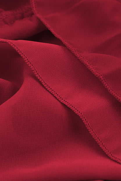 Langärmeliges minikleid mit v-ausschnitt und rüschenbesatz