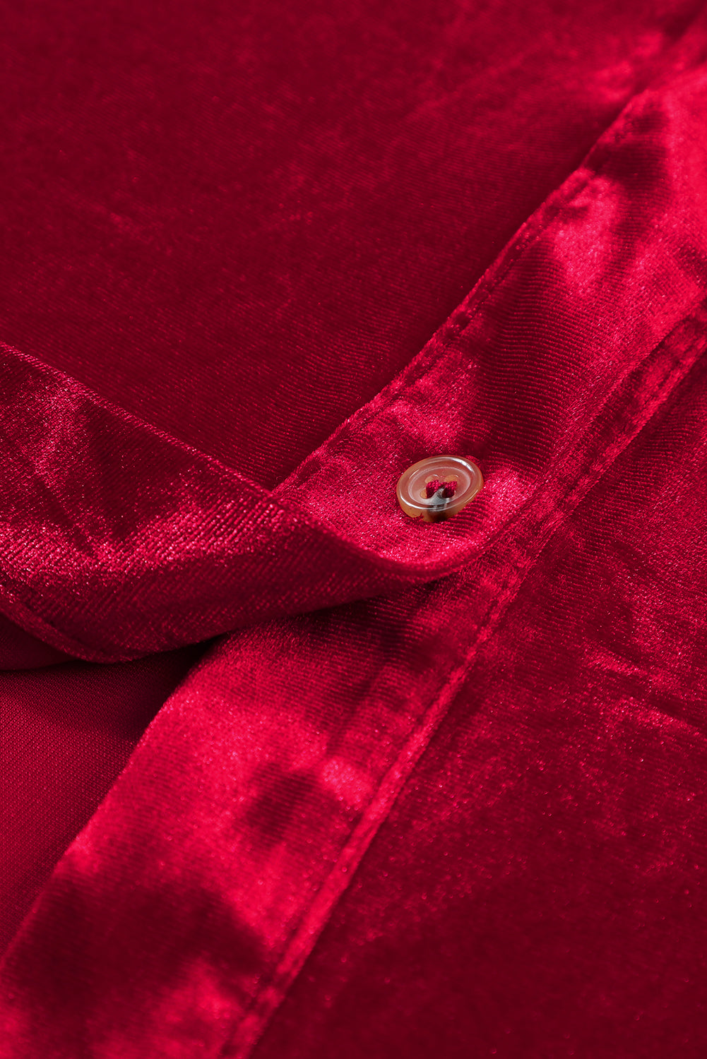 Feurig rotes kleid mit langen ärmeln und rüschen aus samt mit knopfleiste
