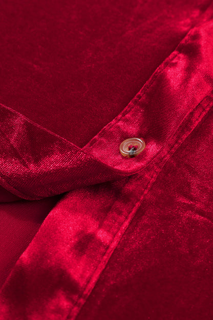Feurig rotes kleid mit langen ärmeln und rüschen aus samt mit knopfleiste