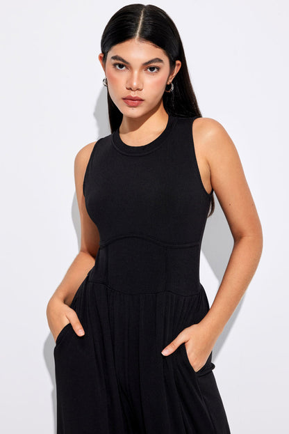 Schwarzer ärmelloser jumpsuit mit weitem bein und eingeschnürter taille