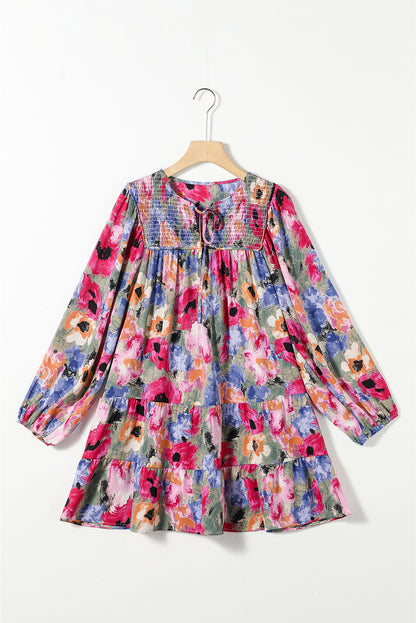 Mehrfarbiges geblümtes etuikleid mit geblasenen ärmeln und krawattenausschnitt