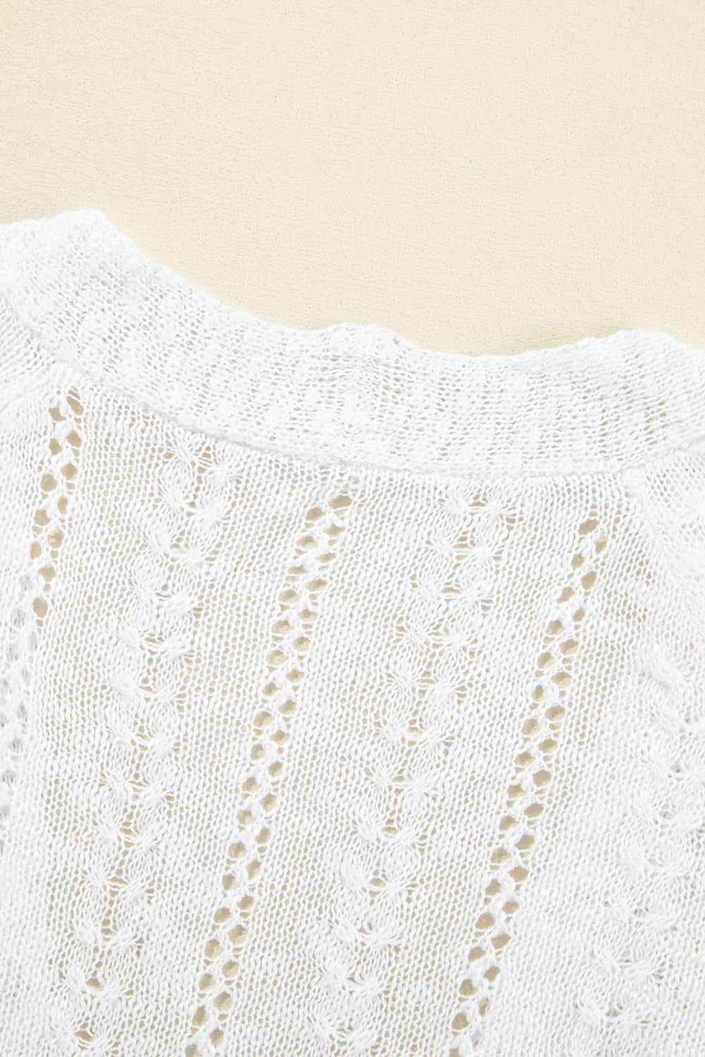 Weiße solide strickjacke mit offenem schnitt