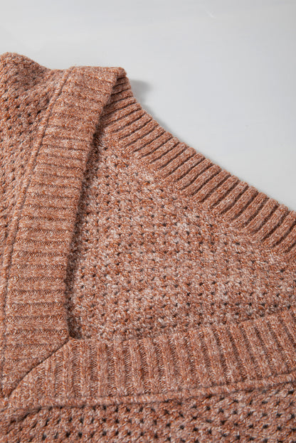 Dunkelbrauner lockerer pullover mit v-ausschnitt und tropfenschulter