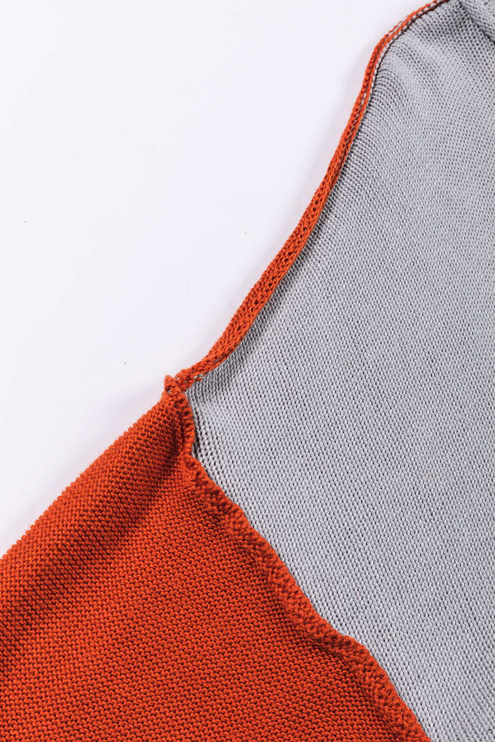 Grauer colorblock-pullover mit gerippten ärmeln und zierleisten