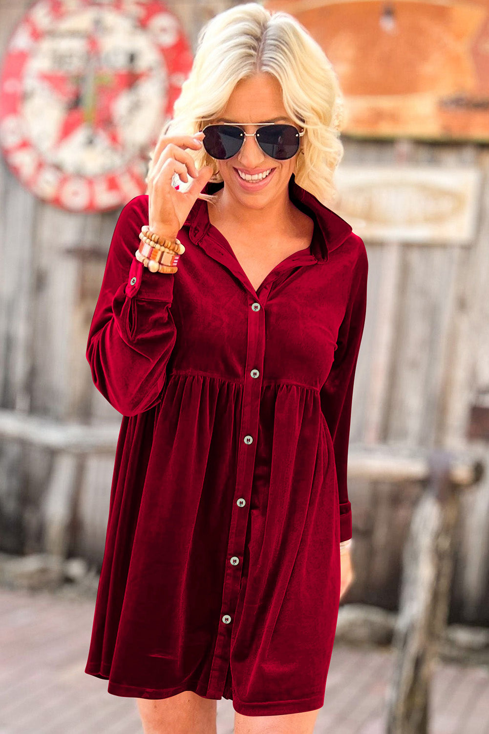 Feurig rotes kleid mit langen ärmeln und rüschen aus samt mit knopfleiste