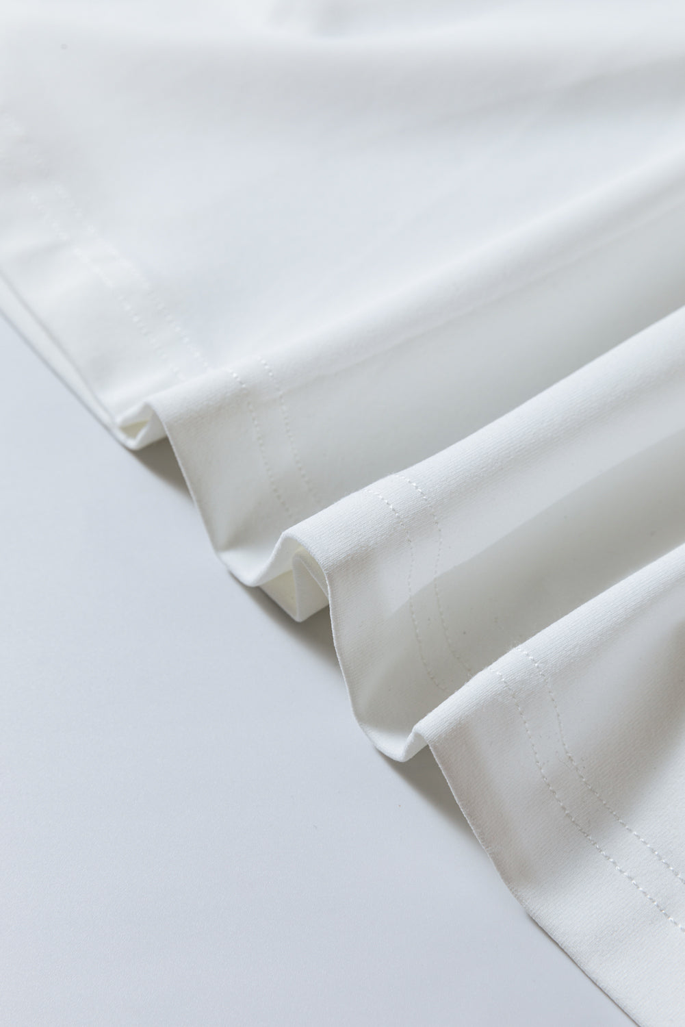 Weißes kurzärmeliges freizeitkleid mit gerüschtem saum