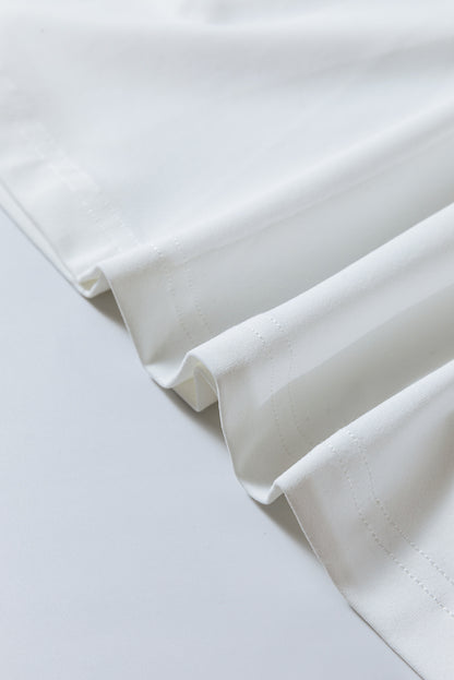 Weißes kurzärmeliges freizeitkleid mit gerüschtem saum