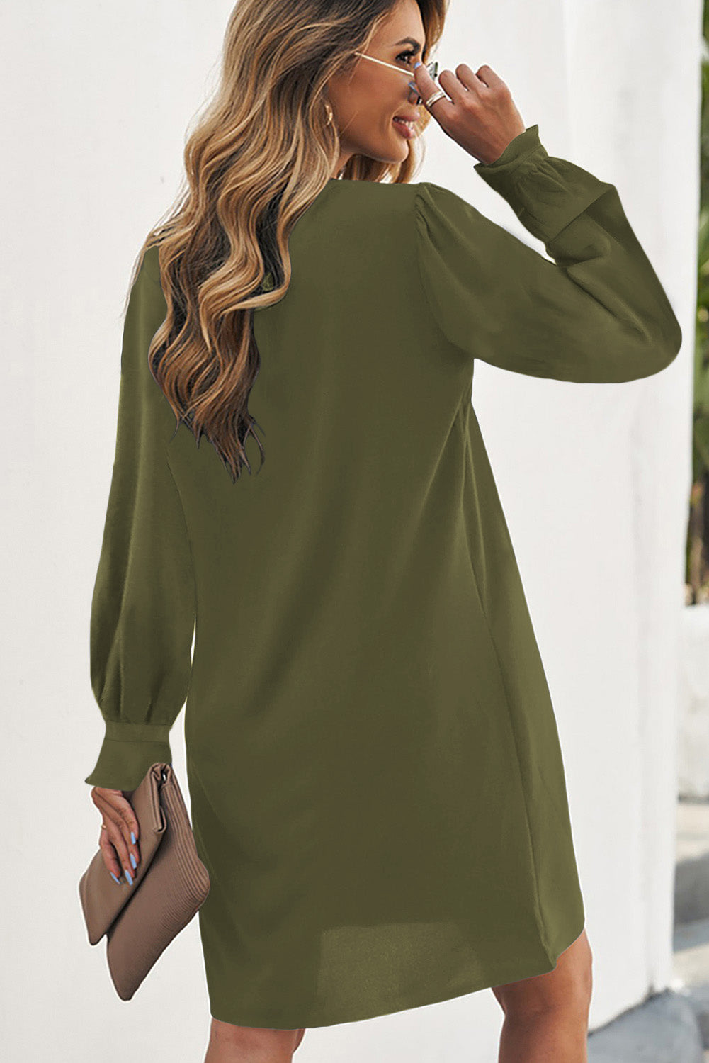 Grünes shirtkleid mit gerafften ärmeln und geteiltem v-ausschnitt
