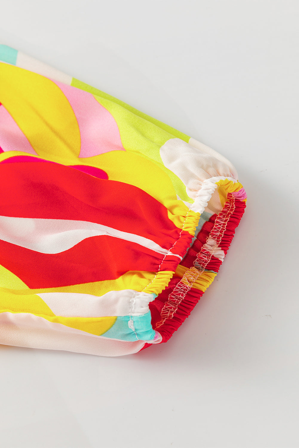 Abstraktes kleid mit puffärmel und quadratischem halsausschnitt in mehreren farben