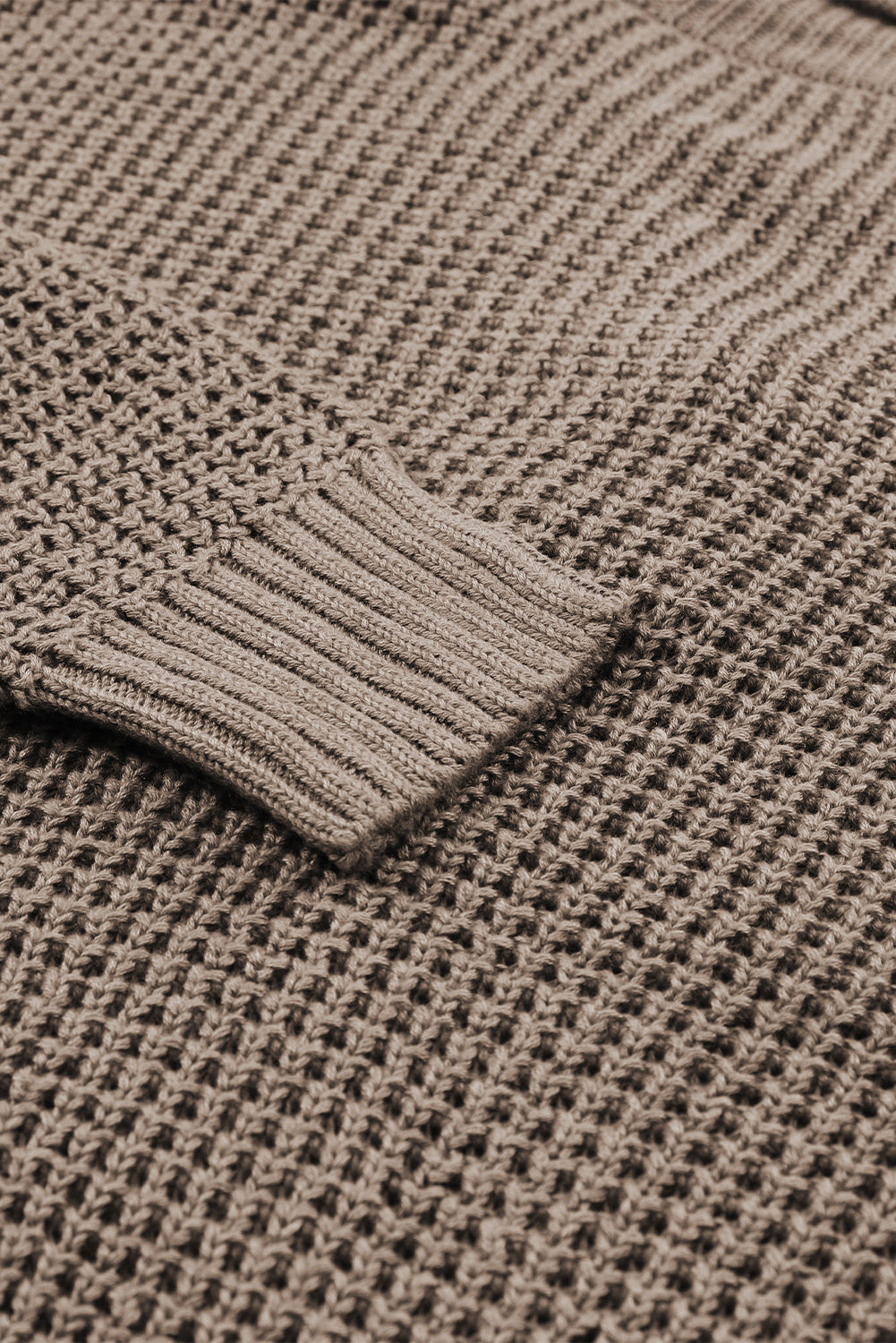 Khakifarbener pointelle-strickpullover mit v-ausschnitt und überschnittenen schultern